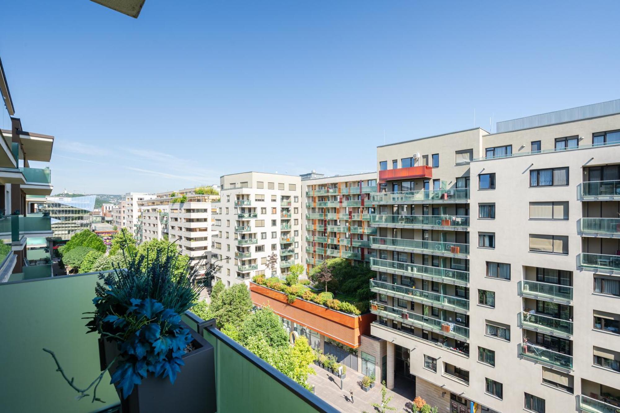 Corvex With Balcony * בודפשט